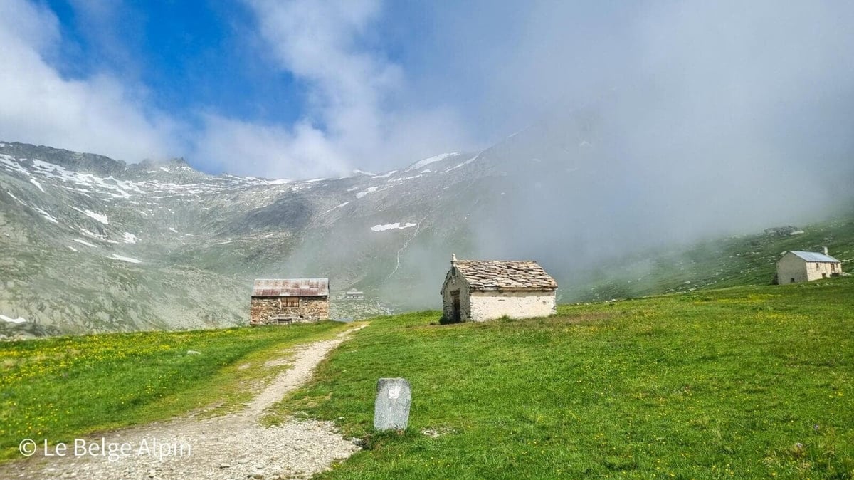 Hameau d'alpage avec chapelle, ambiance Vanoise authentique