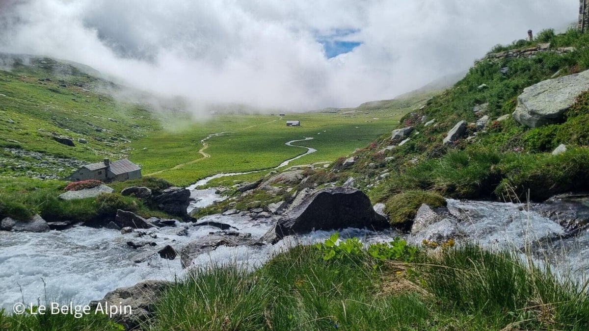 Vue plongeante sur le vallon, le refuge en contrebas