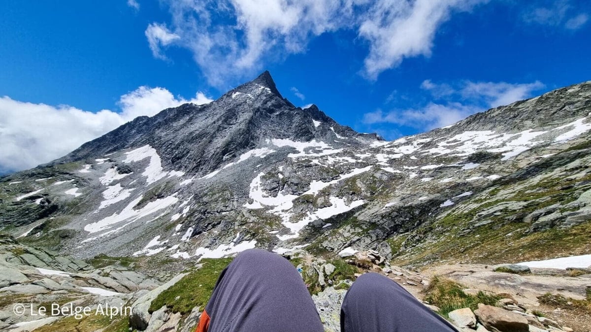 La pointe se dévoile derrière le versant rocheux