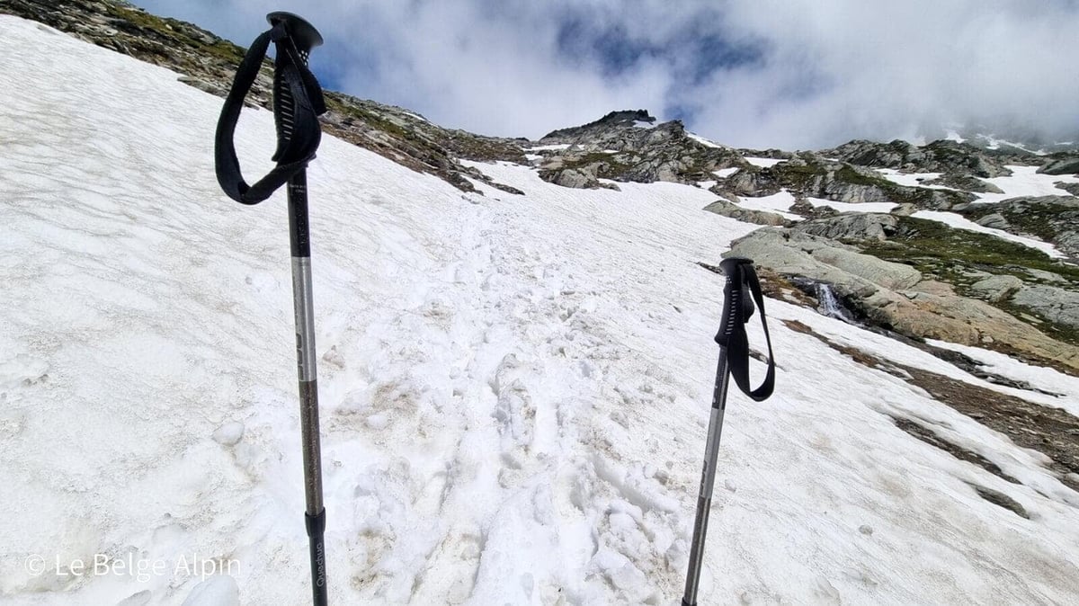 Dernière pente avant le col, bâtons plantés bien droit