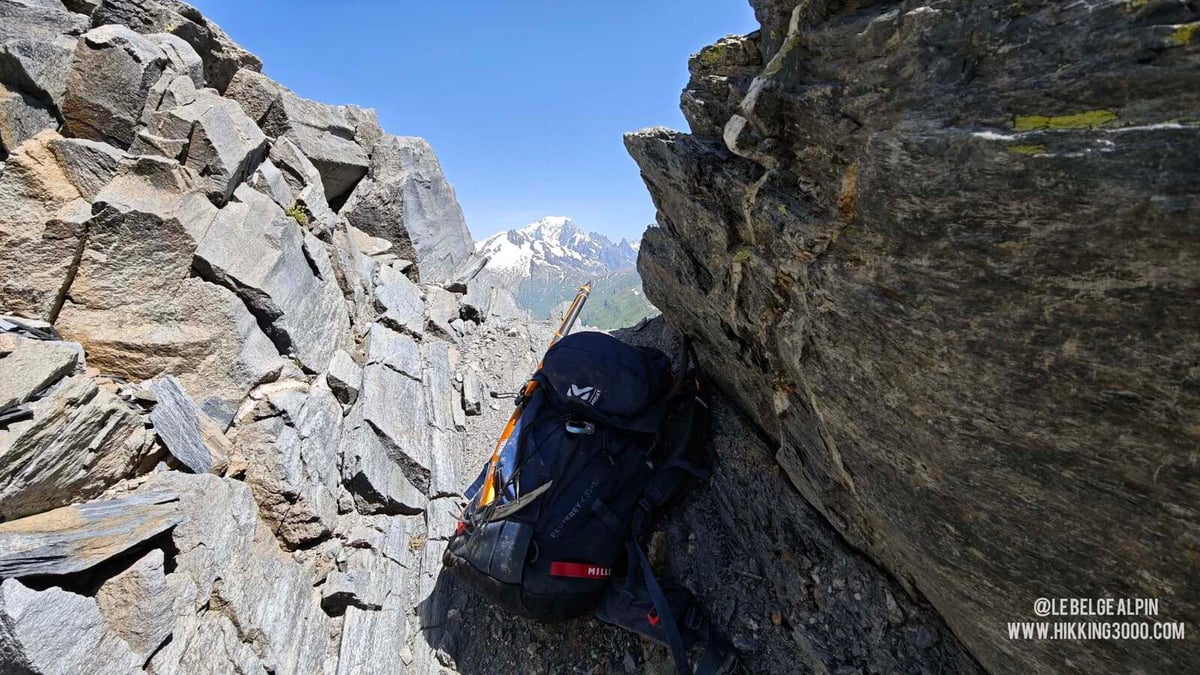 Sac posé dans la faille, les mains sortent du poche