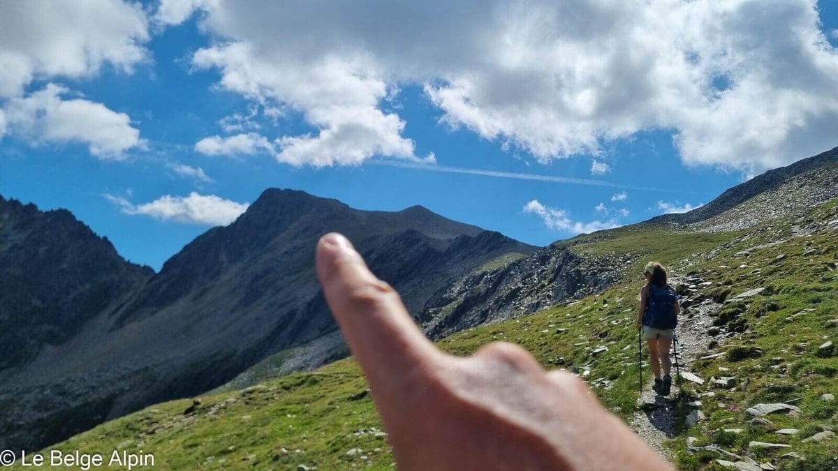 Le sommet vise — on suit l'arête à gauche