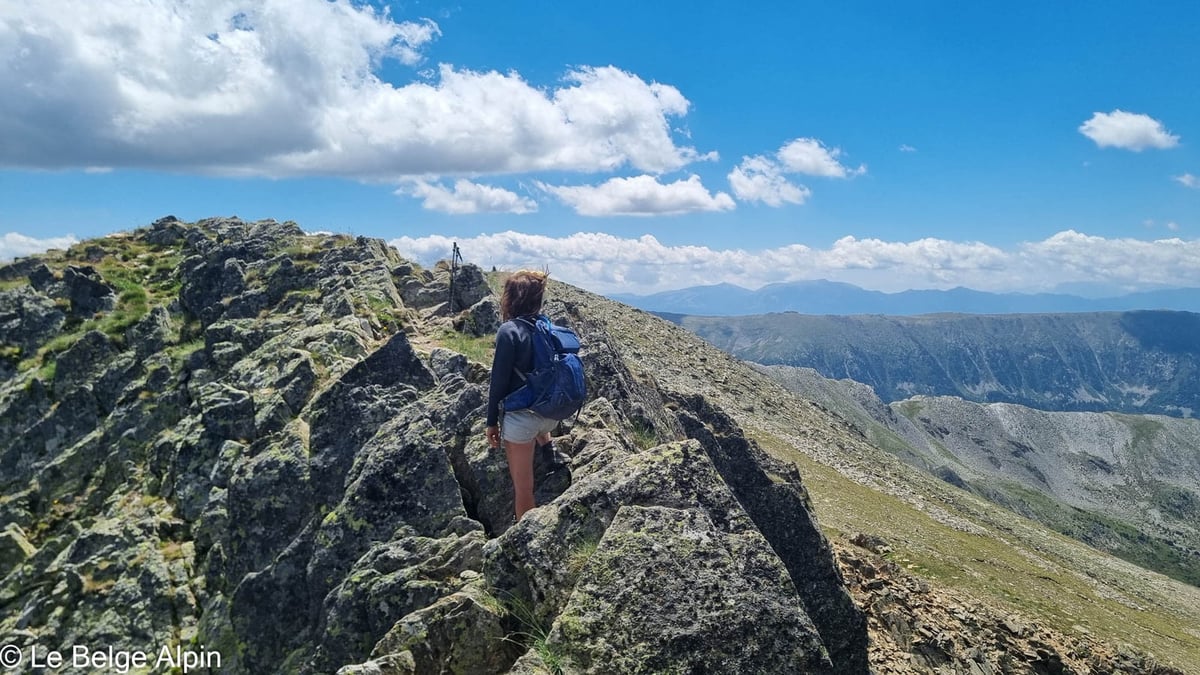 Arête finale, sentier entre les blocs