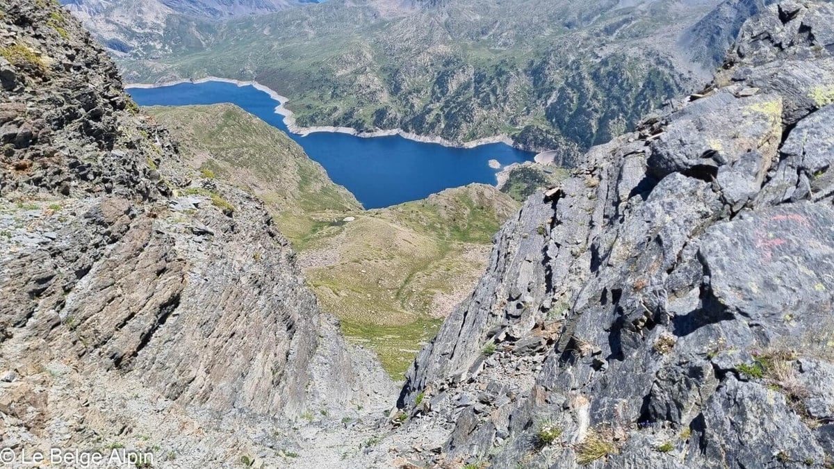 Vue plongeante sur le lac, descente