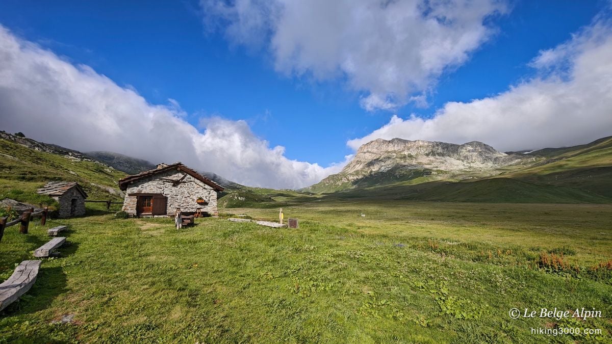 The Petit Mont-Cenis shepherd's hut at wake-up, the night's clouds still there