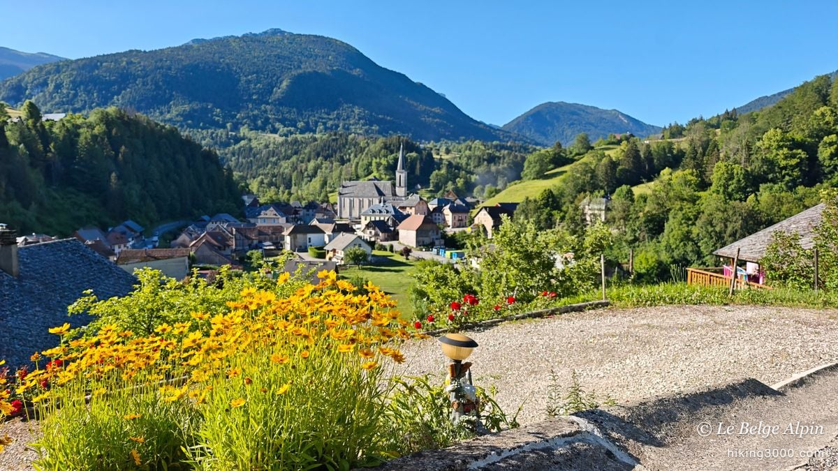 Saint-Pierre-d'Entremont au départ, l'église et la Chartreuse derrière
