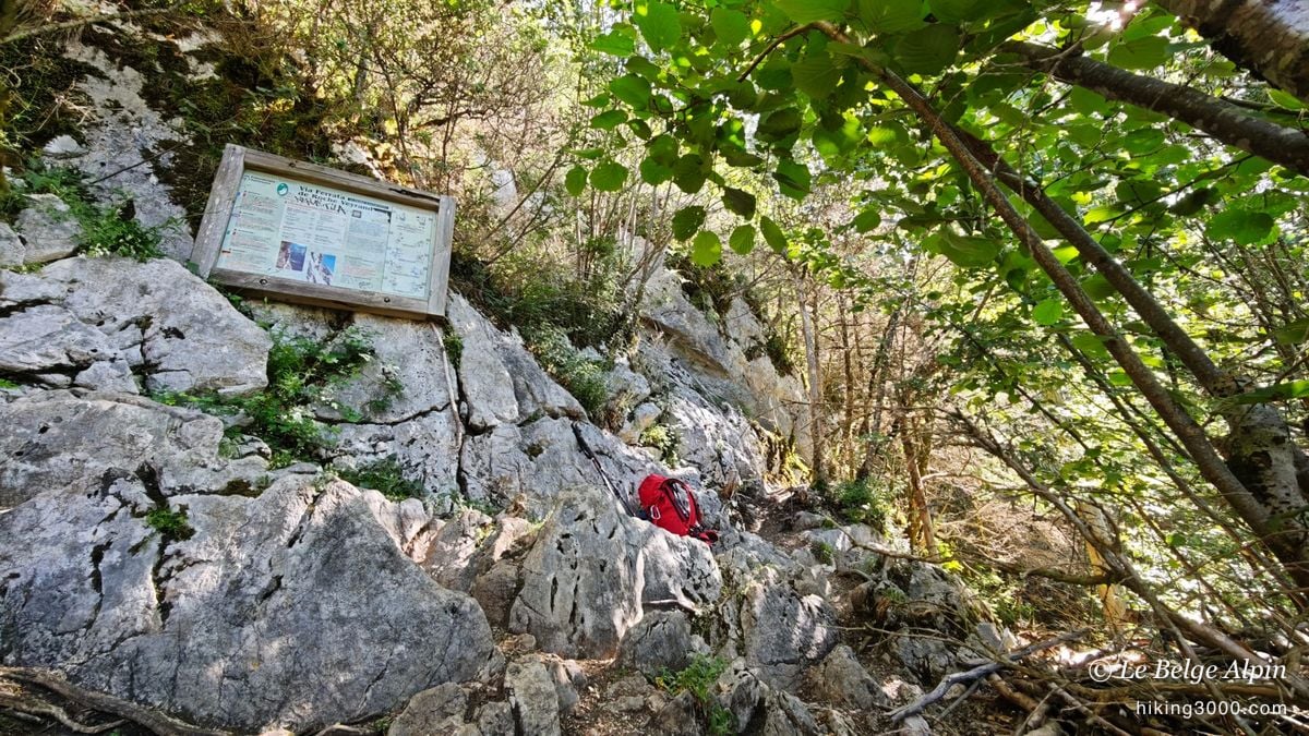 Pied de la via : le panneau topo, on s'équipe