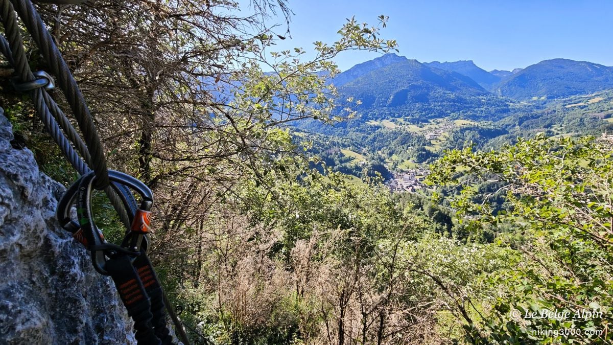 Le câble, le mousqueton, et la vallée déjà loin en dessous