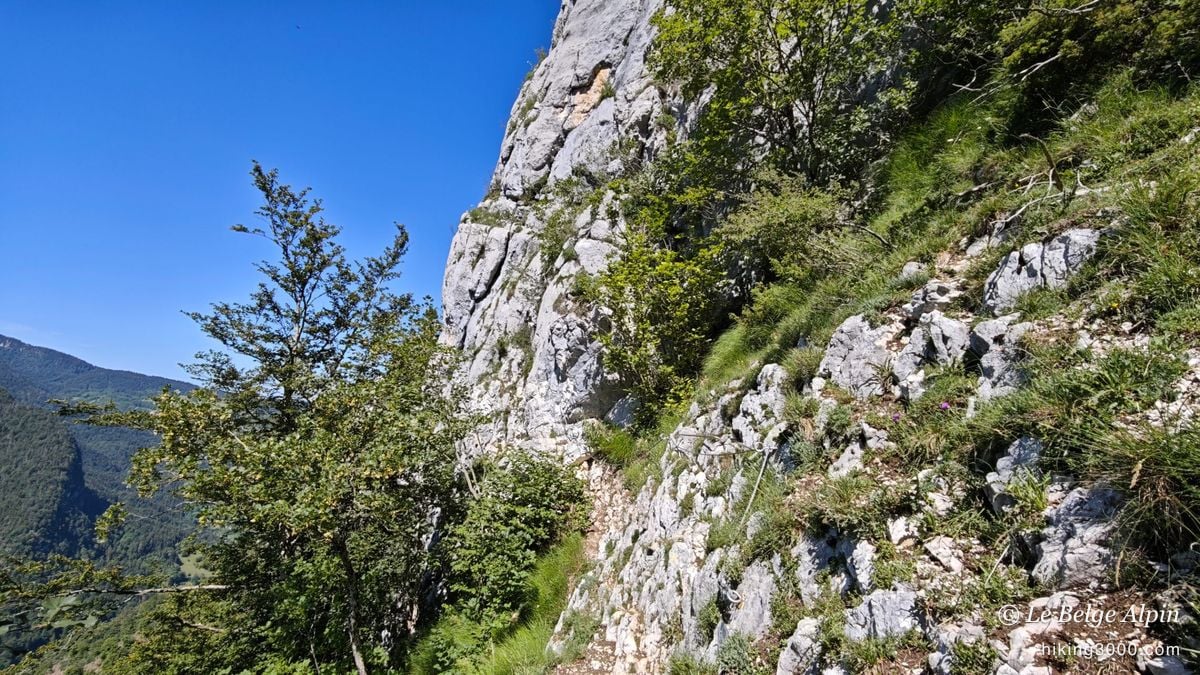Le sentier file sous la paroi, raide et pierreux