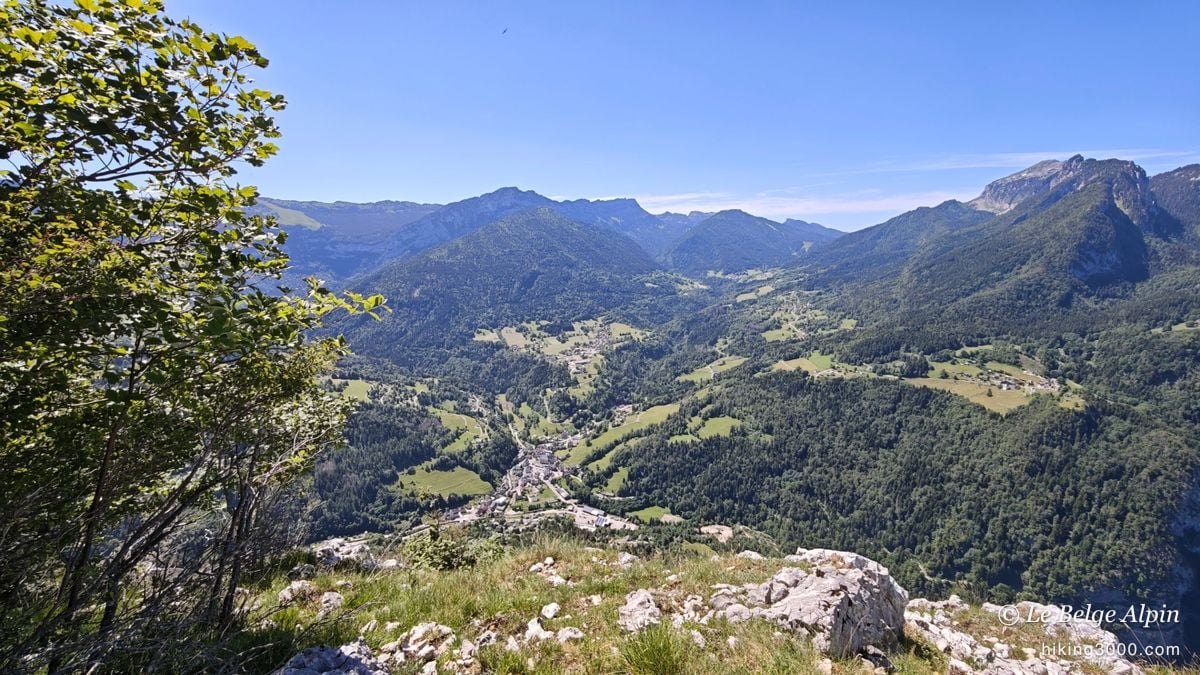 Le village en contrebas et la Chartreuse tout autour